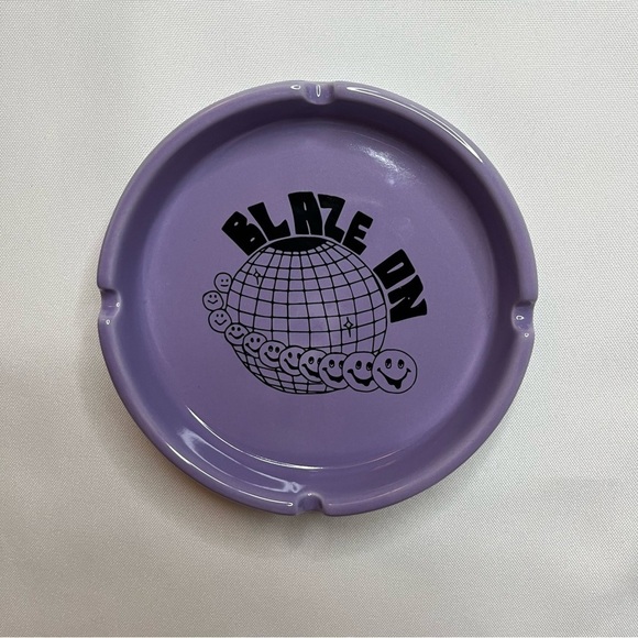 Urban Outfitters Blaze Day Disco Ball Smiley Face Retro Checkerboard Ashtray NWT - Picture 3 of 16